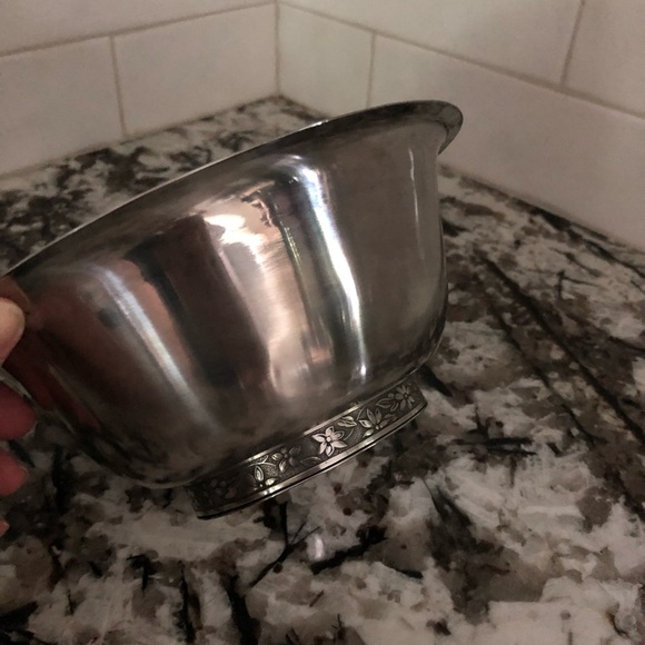 Vintage Stainless Steel Japan Bowls Set with Floral Details - Picture 4 of 12